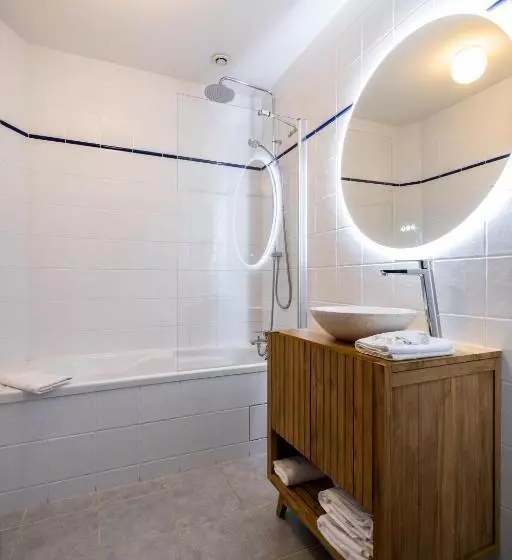 اتاق سوپریور سه تخته, Hôtel Le Français