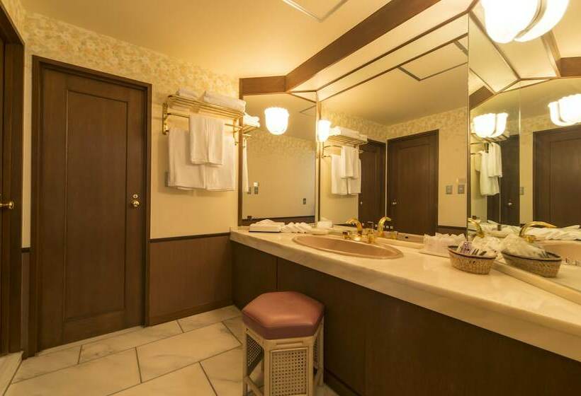 סוויטת ג'וניור, La Classe De Cienega