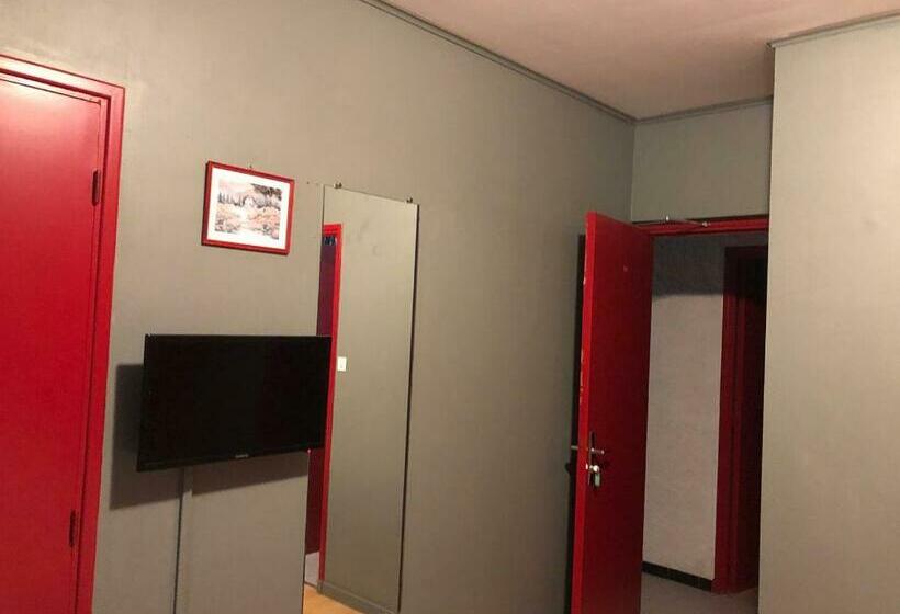 חדר סטנדרט לשלושה, La Trinite