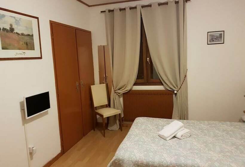 غرفة قياسية حمام مشترك, La Trinite