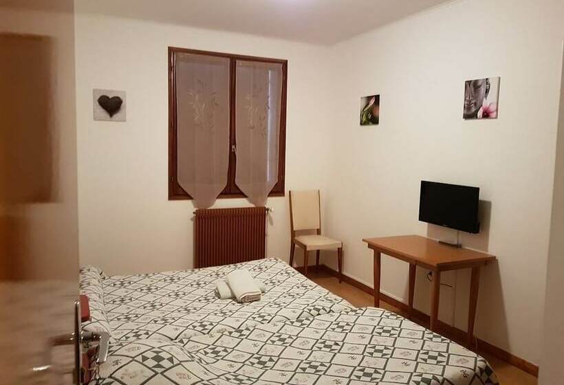 חדר סטנדרט לשלושה, La Trinite