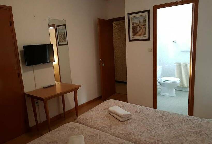 חדר סטנדרט לשלושה, La Trinite