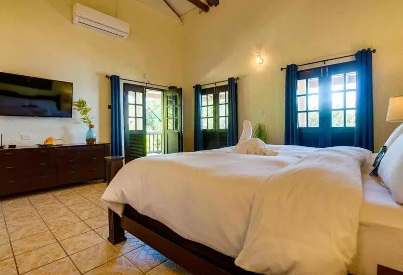 キングサイズベッドのスイートルーム, Mariposa Belize Beach Resort