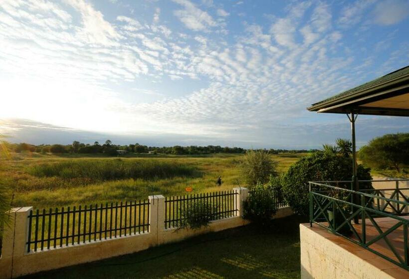 اتاق استاندارد با تخت بزرگ, Maun Lodge