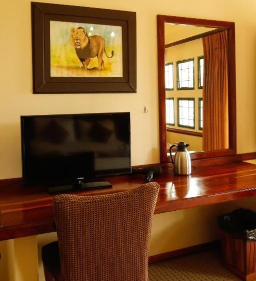 Deluxe room with river view, Maun Lodge