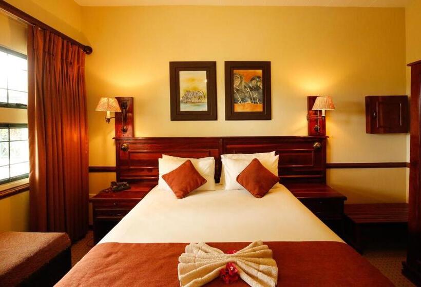 Deluxe room with river view, Maun Lodge
