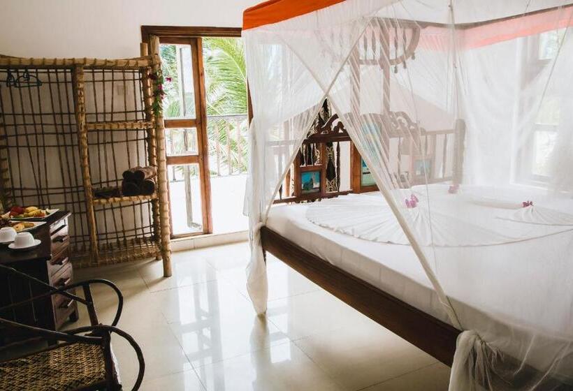 غرفة ديلوكس مطلّة علي البحر مزوَّدة بشُرفة, Moonshine Uroa Boutique