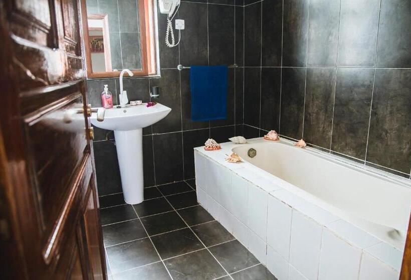 غرفة ديلوكس مطلّة علي البحر مزوَّدة بشُرفة, Moonshine Uroa Boutique