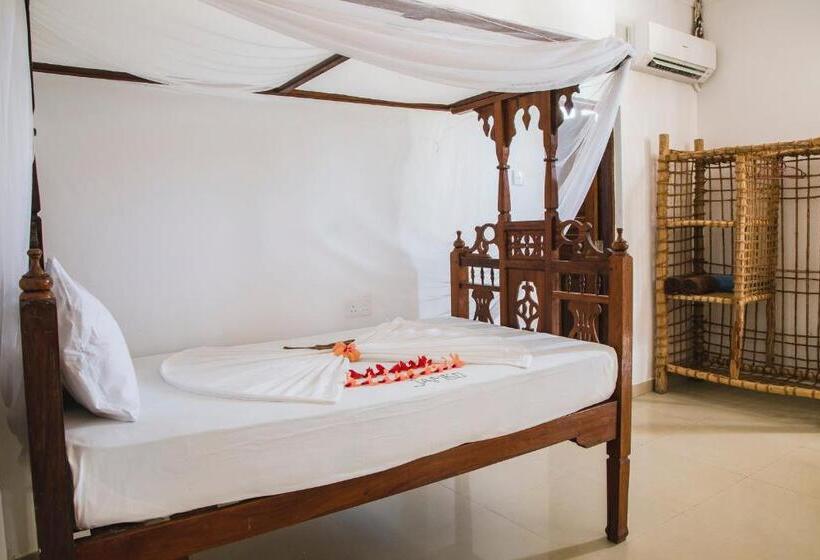 غرفة ديلوكس ثلاثية مطلة على البحر, Moonshine Uroa Boutique