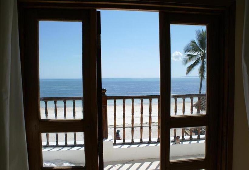 غرفة ديلوكس ثلاثية مطلة على البحر, Moonshine Uroa Boutique