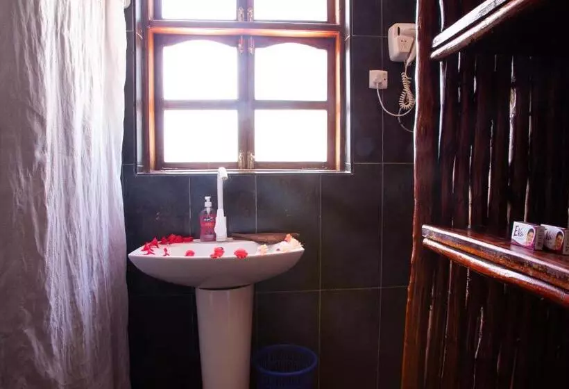 اتاق لوکس با چشم‌انداز باغ, Moonshine Uroa Boutique