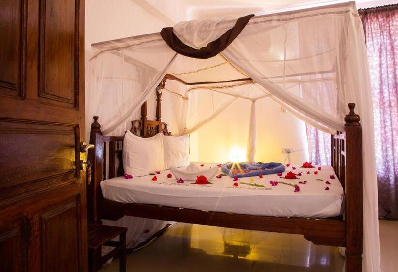 غرفة ديلوكس ثلاثية مطلة على الحديقة, Moonshine Uroa Boutique