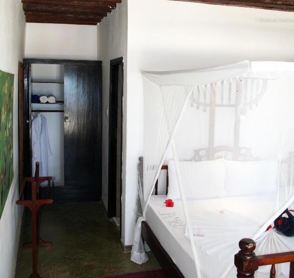 بنجلو ديلوكس, Moonshine Uroa Boutique