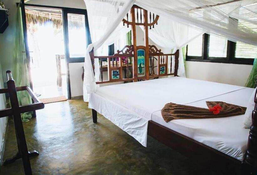 بنجلو ديلوكس, Moonshine Uroa Boutique