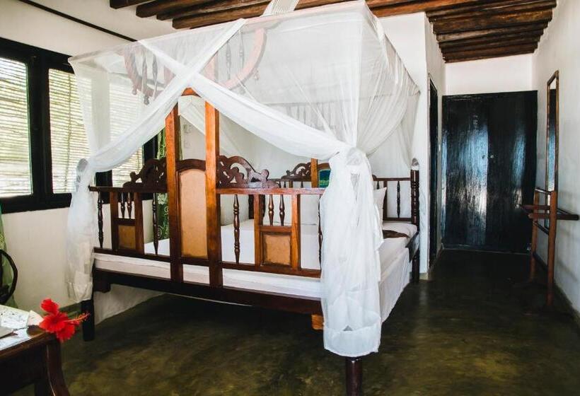 بنجلو ديلوكس, Moonshine Uroa Boutique