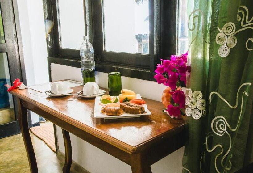 بنجلو ديلوكس, Moonshine Uroa Boutique