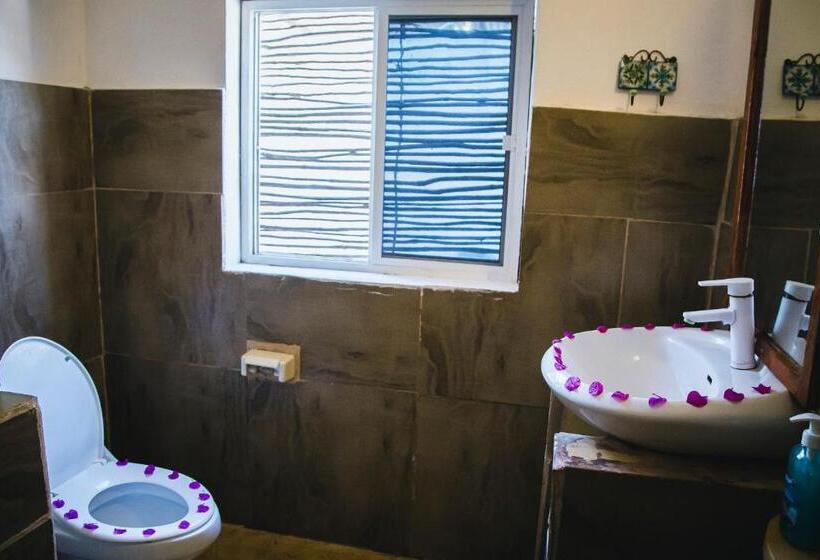 غرفة عائلية مطلّة علي البحر, Moonshine Uroa Boutique