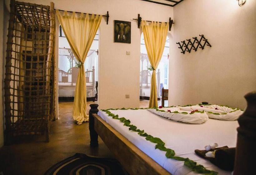 غرفة عائلية مطلّة علي البحر, Moonshine Uroa Boutique