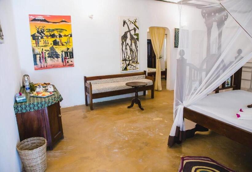 غرفة عائلية مطلّة علي البحر, Moonshine Uroa Boutique