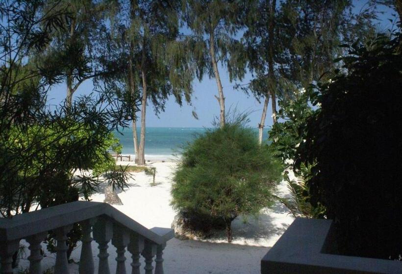 غرفة قياسية رباعية مطلة على البحر, Moonshine Uroa Boutique