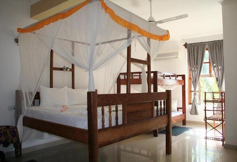 غرفة قياسية رباعية مطلة على الحديقة, Moonshine Uroa Boutique