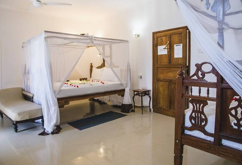 غرفة ديلوكس ثلاثية مطلة على البحر, Moonshine Uroa Boutique