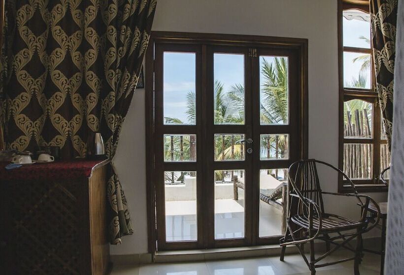 غرفة ديلوكس ثلاثية مطلة على البحر, Moonshine Uroa Boutique