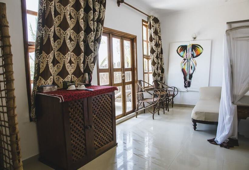 غرفة ديلوكس ثلاثية مطلة على البحر, Moonshine Uroa Boutique