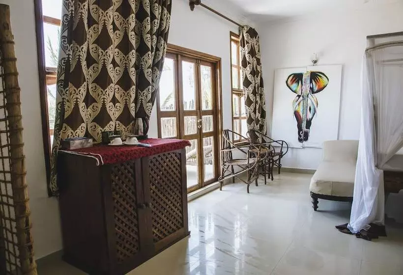اتاق سه نفره دلوکس با چشم‌انداز دریا, Moonshine Uroa Boutique