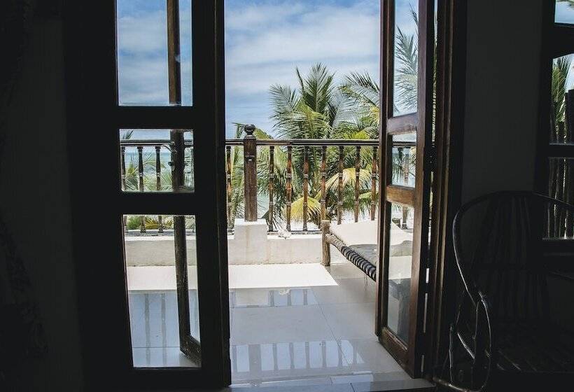 غرفة ديلوكس ثلاثية مطلة على البحر, Moonshine Uroa Boutique