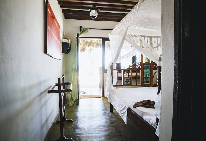 بنجلو ديلوكس, Moonshine Uroa Boutique