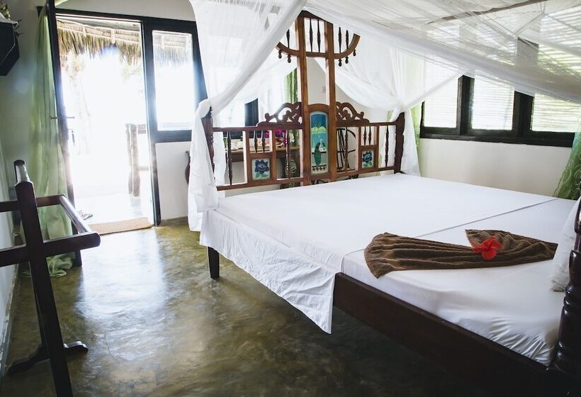 بنجلو ديلوكس, Moonshine Uroa Boutique