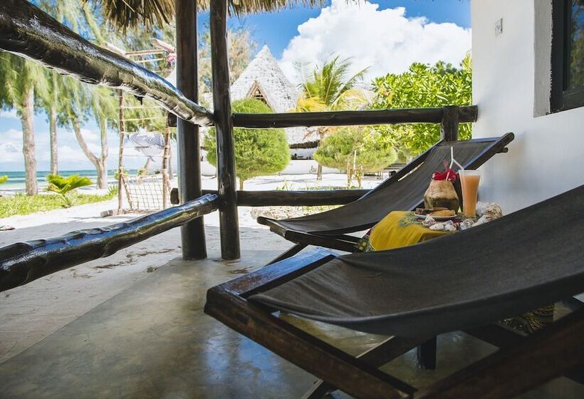 بنجلو ديلوكس, Moonshine Uroa Boutique