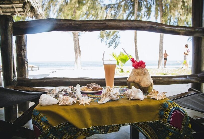 بنجلو ديلوكس, Moonshine Uroa Boutique