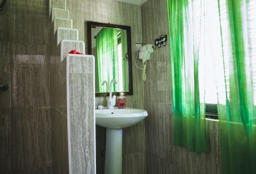 بنجلو ديلوكس, Moonshine Uroa Boutique