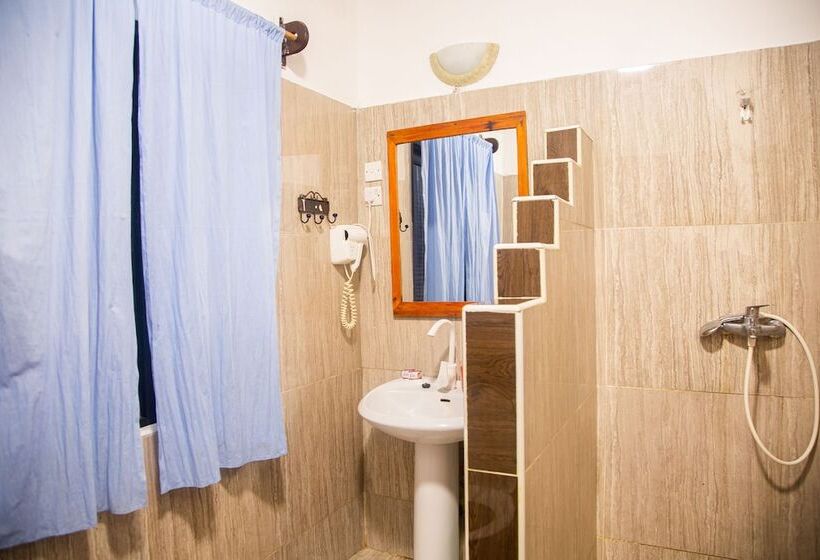 بنجلو ديلوكس, Moonshine Uroa Boutique