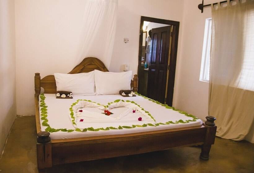 غرفة قياسية رباعية مطلة على البحر, Moonshine Uroa Boutique