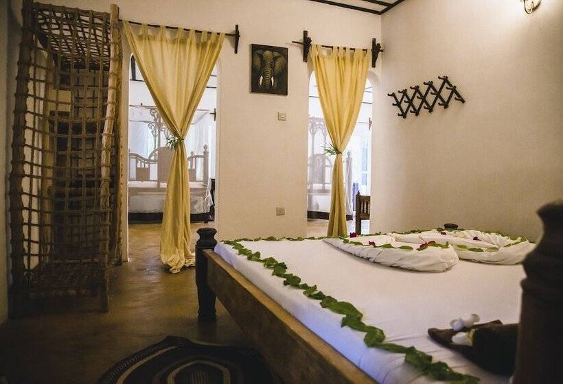 غرفة قياسية رباعية مطلة على البحر, Moonshine Uroa Boutique