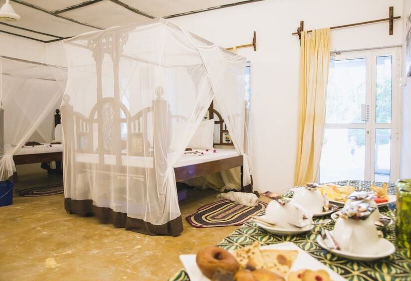 غرفة قياسية رباعية مطلة على البحر, Moonshine Uroa Boutique