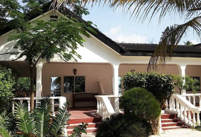 غرفة قياسية رباعية مطلة على البحر, Moonshine Uroa Boutique