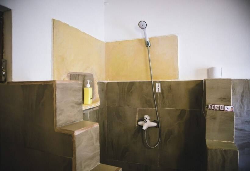 غرفة قياسية رباعية مطلة على البحر, Moonshine Uroa Boutique