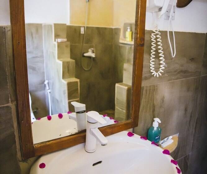 غرفة قياسية رباعية مطلة على البحر, Moonshine Uroa Boutique