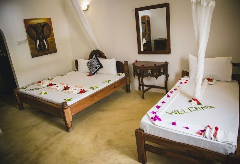 غرفة عائلية مطلّة علي البحر, Moonshine Uroa Boutique