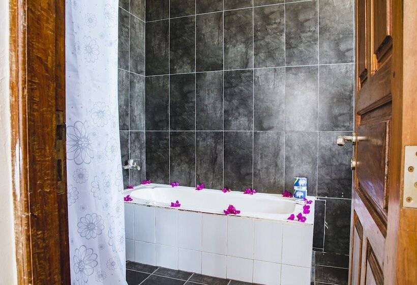 غرفة ديلوكس ثلاثية مطلة على البحر, Moonshine Uroa Boutique