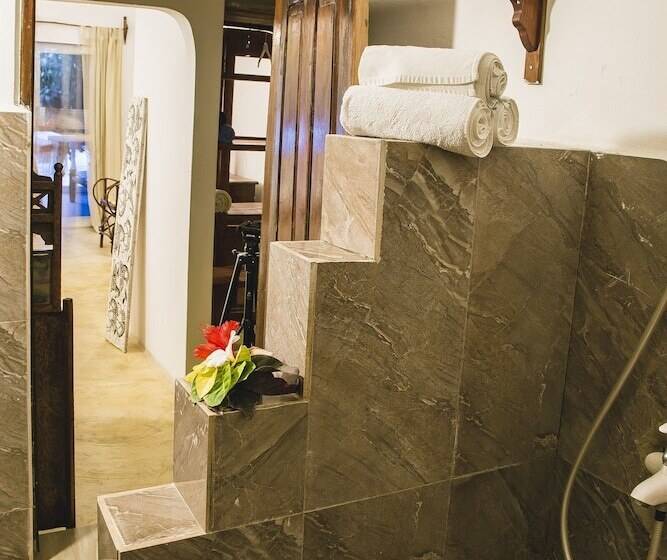 غرفة عائلية مطلّة علي البحر, Moonshine Uroa Boutique