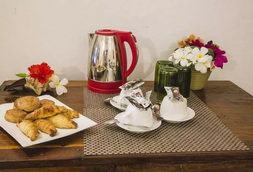اتاق خانوادگی با چشم‌انداز دریا, Moonshine Uroa Boutique