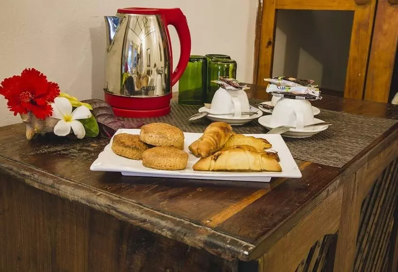 اتاق خانوادگی با چشم‌انداز دریا, Moonshine Uroa Boutique