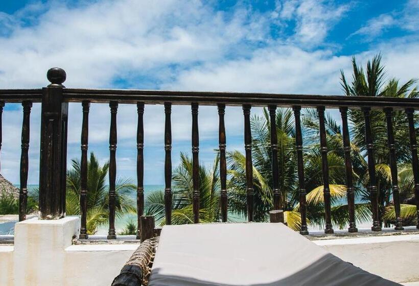 غرفة ديلوكس ثلاثية مطلة على البحر, Moonshine Uroa Boutique