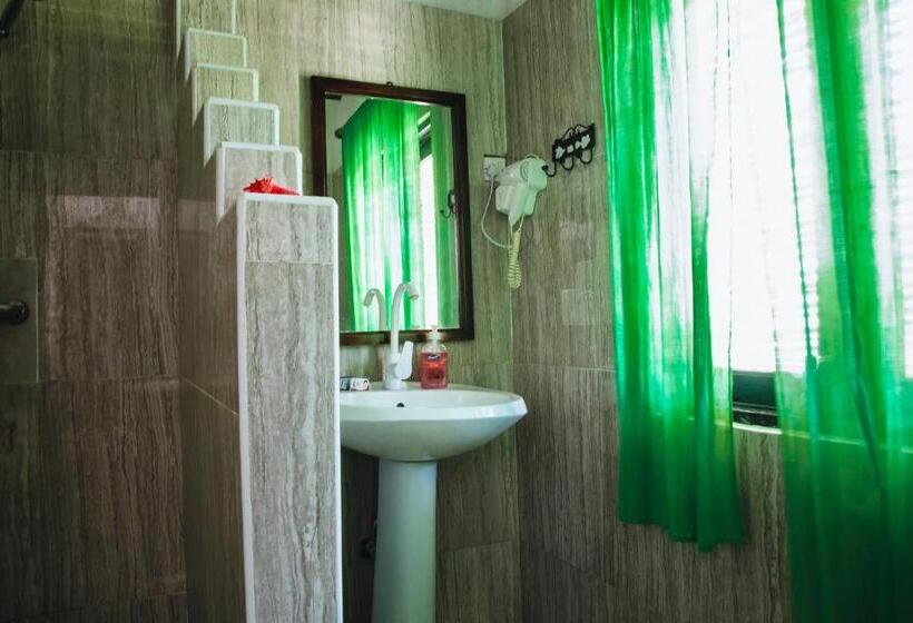 بنجلو ديلوكس, Moonshine Uroa Boutique