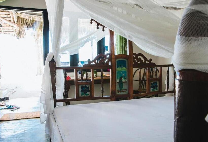 بنجلو ديلوكس, Moonshine Uroa Boutique